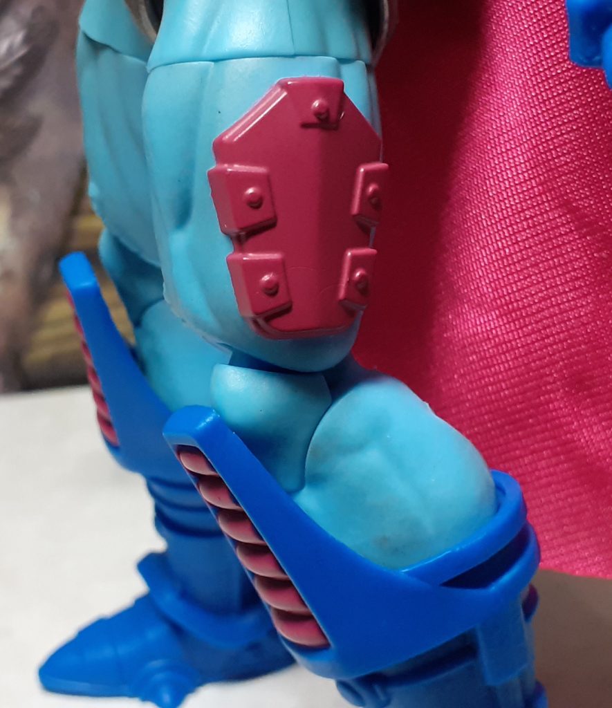 A close up look at the figure's left leg. It has the same tube and wires moulded in along with the plate armour on the thigh.