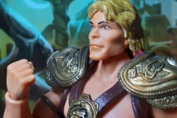 The head and shoulders of the 1987 Movie He-Man figure. The figure is posed side on to the viewer, looking to the left of the photo.
